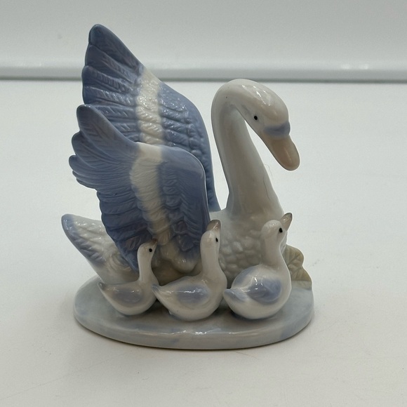 Blue & White Porcelain Swan with Cygnets - Picture 10 of 16